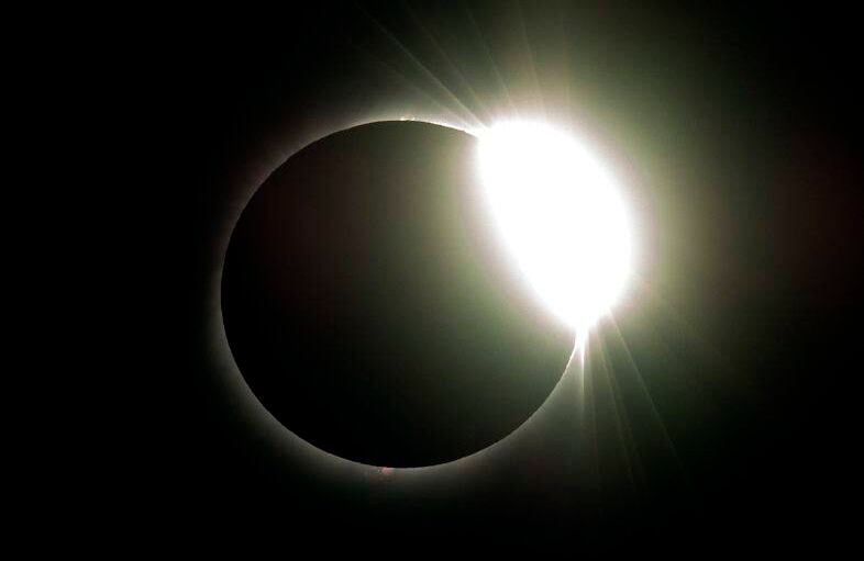 El eclipse solar visto desde el Observatorio Europeo del Sur de La Silla (ESO) en La Higuera, Región de Coquimbo, Chile, el 2 de julio de 2019. Decenas de miles de turistas se prepararon el martes para un raro eclipse total de sol que se vio en todo su esplendor en una gran franja del Cono Sur de América Latina, incluyendo gran parte de Chile y Argentina. (Foto de MARTIN BERNETTI / AFP)