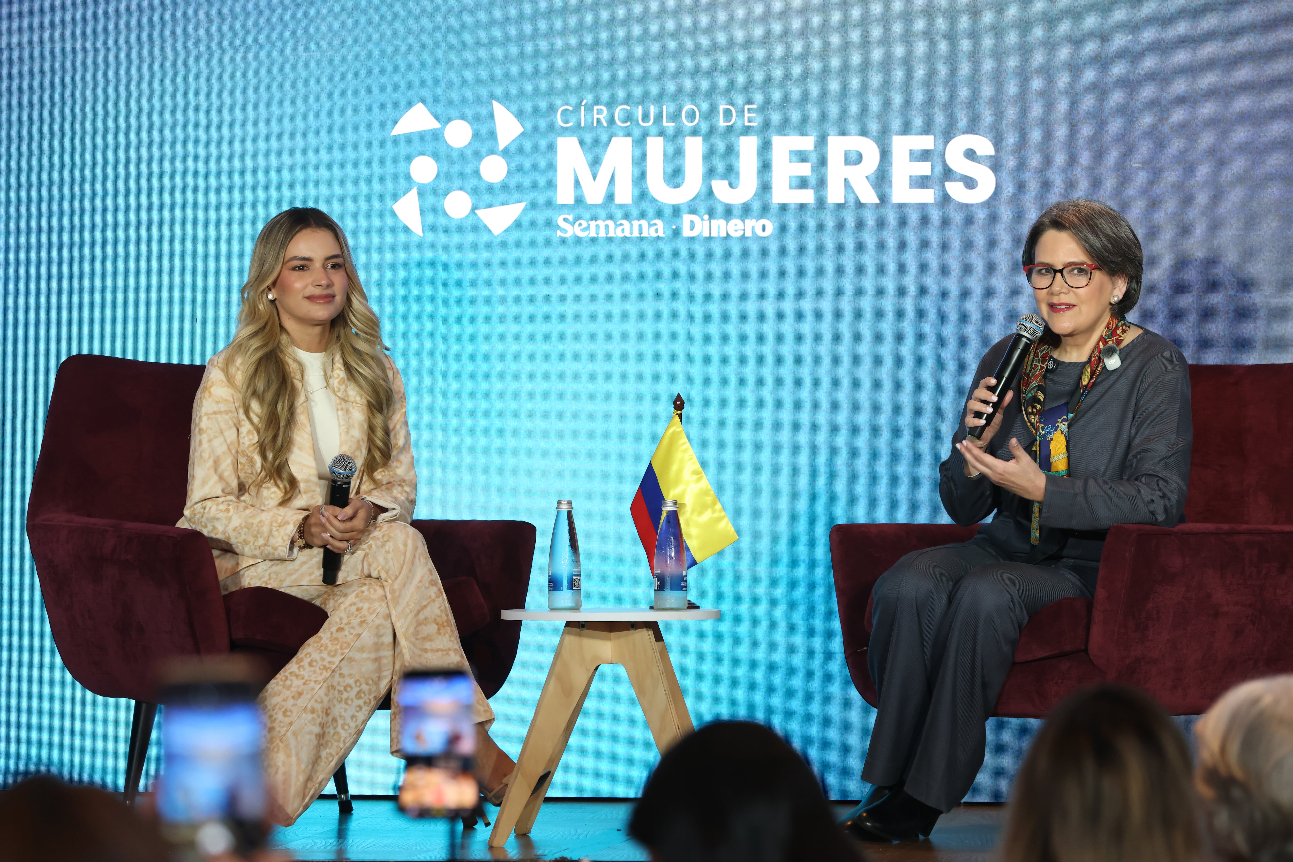 La primera dama de la nación, Ana Lucía Pineda, junto a Sandra Suárez, expresidenta del Círculo y actual directora del Departamento para la Prosperidad Social.