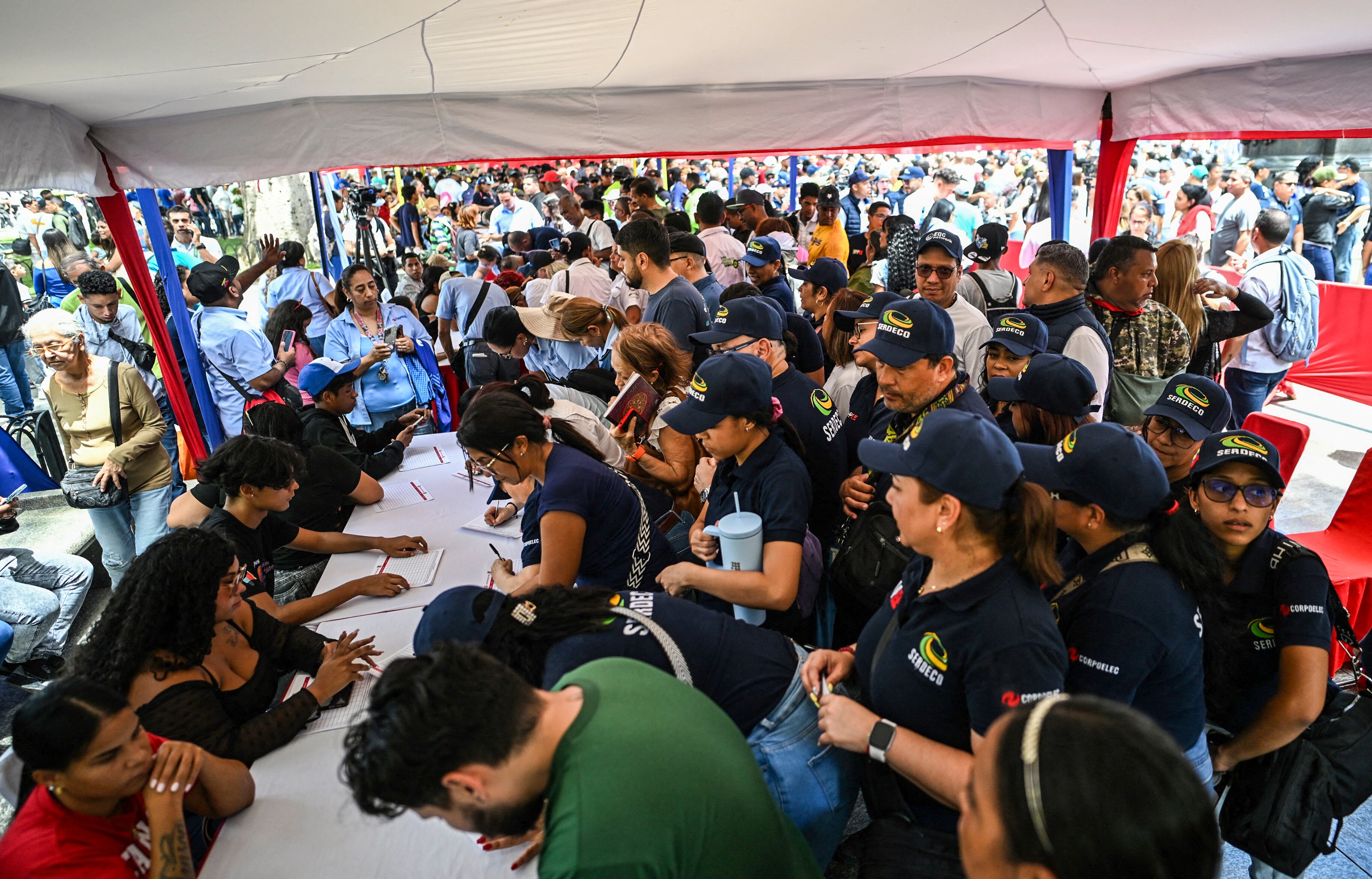Muchos venezolanos se inscribieron el fin de semana para hacer parte de las milicias que enfrentarían al gobierno de Donald Trump. Foto: Juan BARRETO / AFP