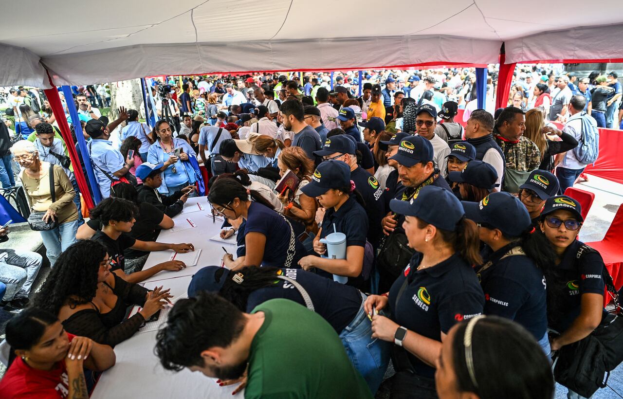 Muchos venezolanos se inscribieron el fin de semana para hacer parte de las milicias que enfrentarían al gobierno de Donald Trump. Foto: Juan BARRETO / AFP