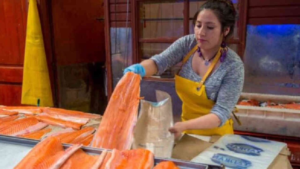 Coronavirus hoy: ¿por qué en Pekín culpan al salmón de nuevo brote de covid-19?