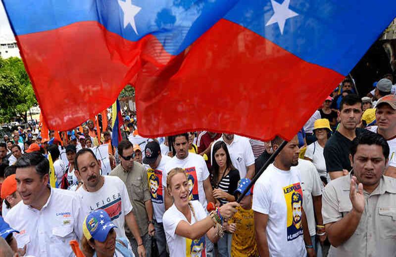 Lilian Tintori transita junto a miles de venezolanos que reclaman el respeto de sus derechos al presidente Nicolás Maduro.