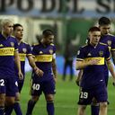 Boca Juniors' footballers leave the field at the half time during their Argentine Professional Football League match against Banfield at the Florencio Sola stadium in Banfield, Buenos Aires province, Argentina, on July 24, 2021. (Photo by ALEJANDRO PAGNI / AFP)