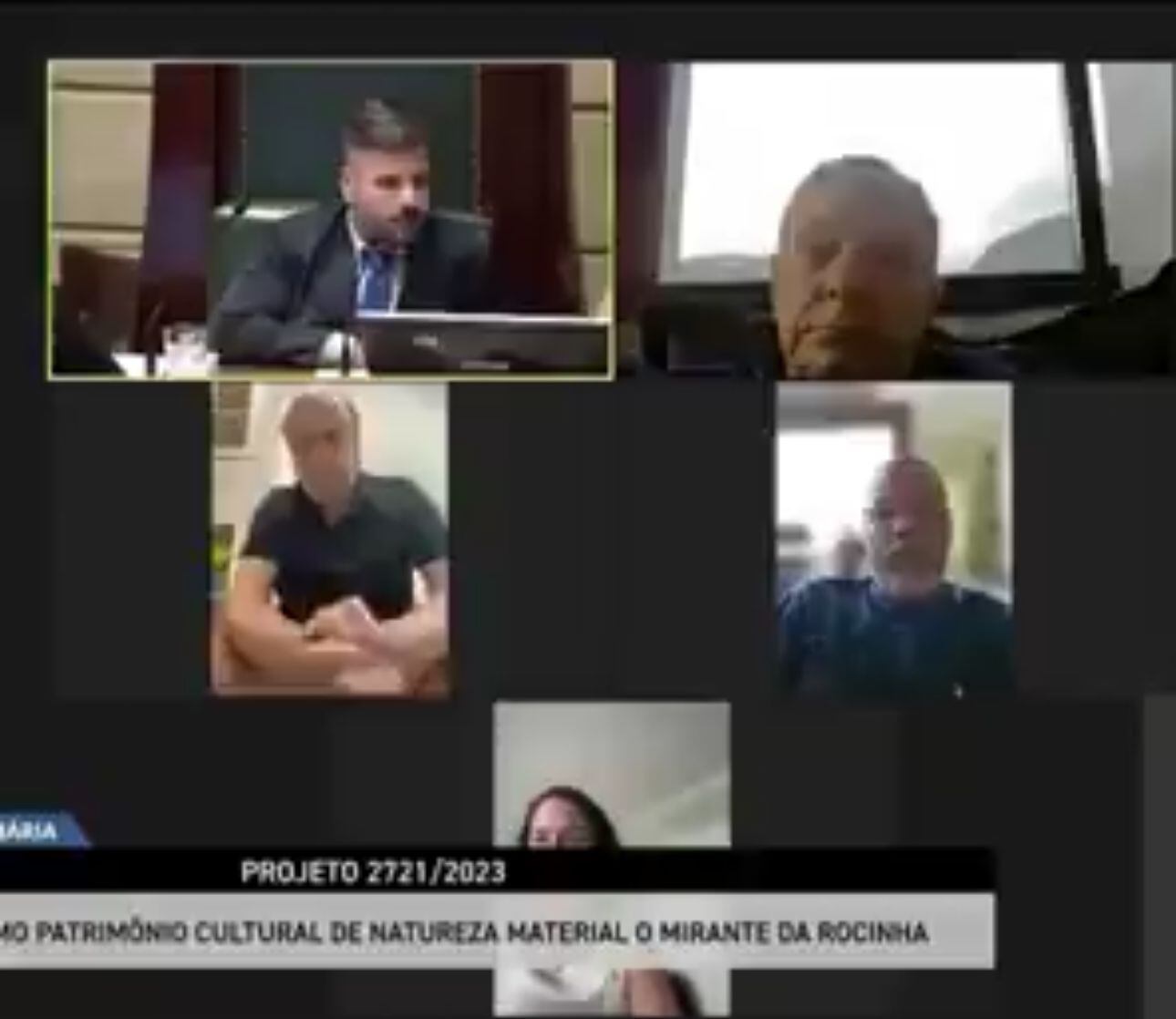 El exalcalde tuvo que subir la cámara para que no se le viran sus partes intimas