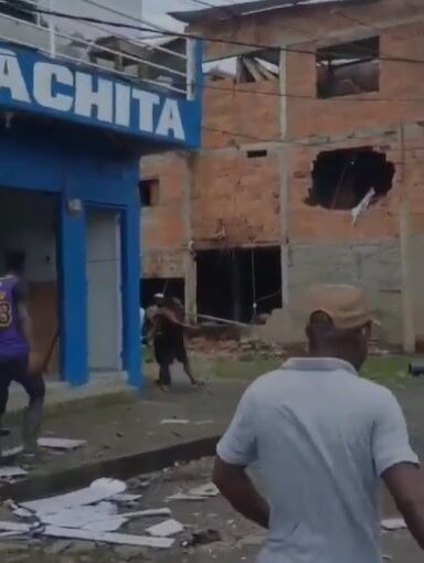 Más de diez locales comerciales quedaron reducidos a escombros tras este ataque con explosivos contra efectivos de la Armada.
