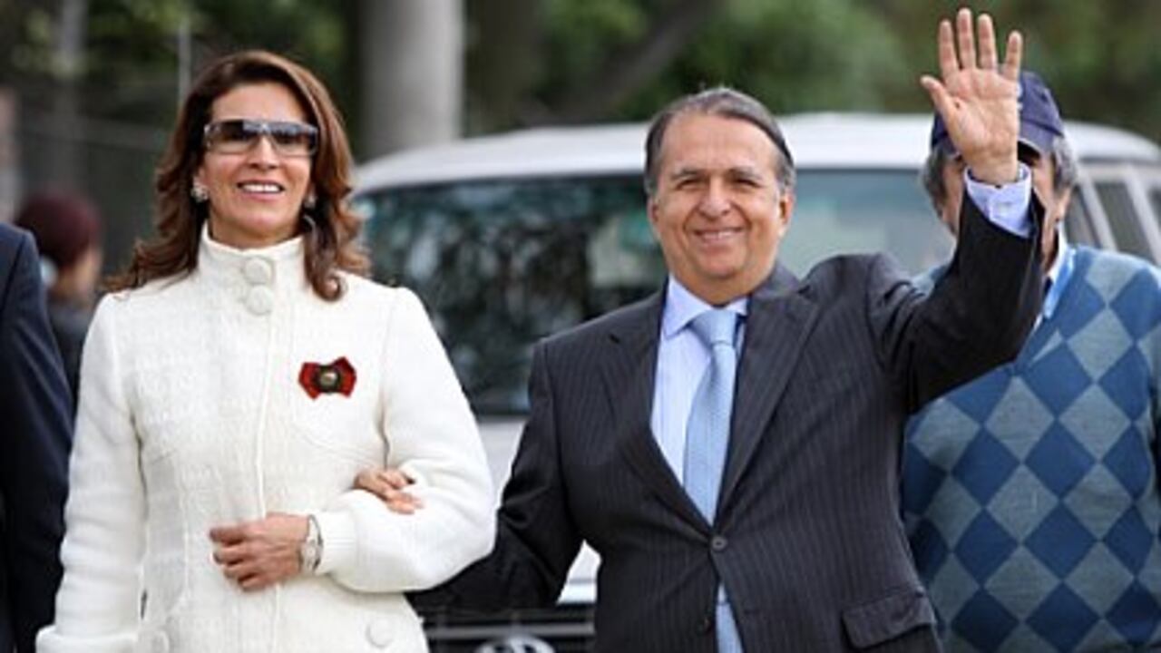 Alberto Santofimio Botero, de la mano de sus esposa Liliana, a la salida de la cárcel La Picota, en Bogotá. (Foto: León Darío Peláez- SEMANA)