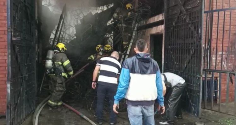 Dentro de la bodega guardaban elementos del alumbrado navideño.