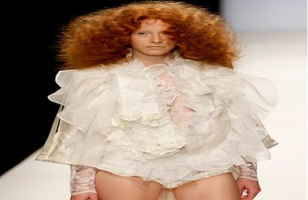 Modelo desfila la propuesta de la diseñadora koreana Eun Jeong. 