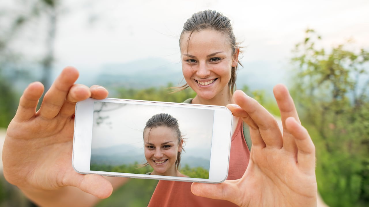 Los filtros de belleza ya no solo suavizan la piel o agregan un poco de luz, ahora remodelan rostros, afinan narices, levantan pómulos y agrandan labios con un solo clic.
