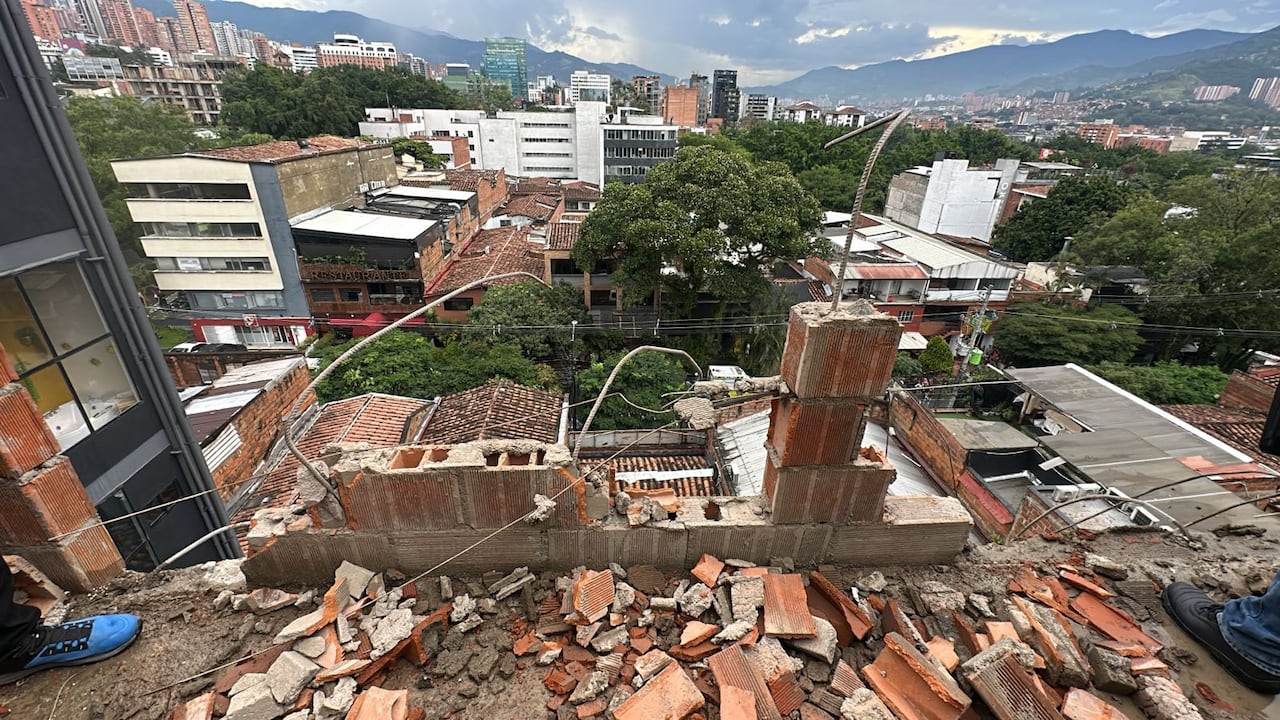 Un muro de una obra en construcción se desplomó y generó una emergencia en El Poblado, en Medellín.