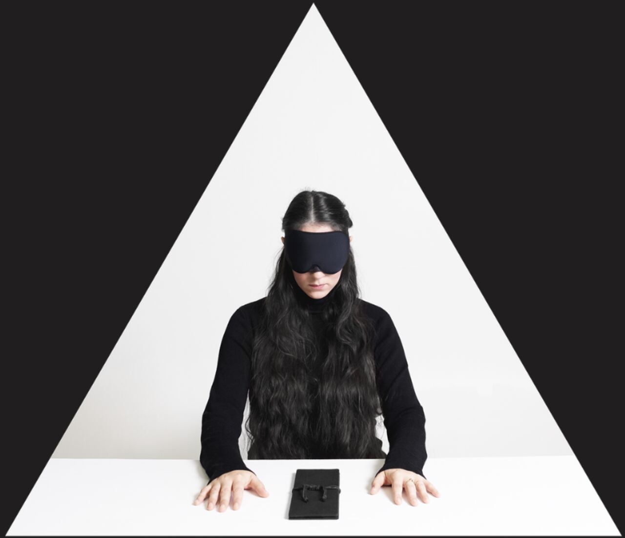 Theta Noir es la página oficial donde esta nuevo culto se dedica a hablar de Mena, la supuesta inteligencia artificial suprema que está por llegar.