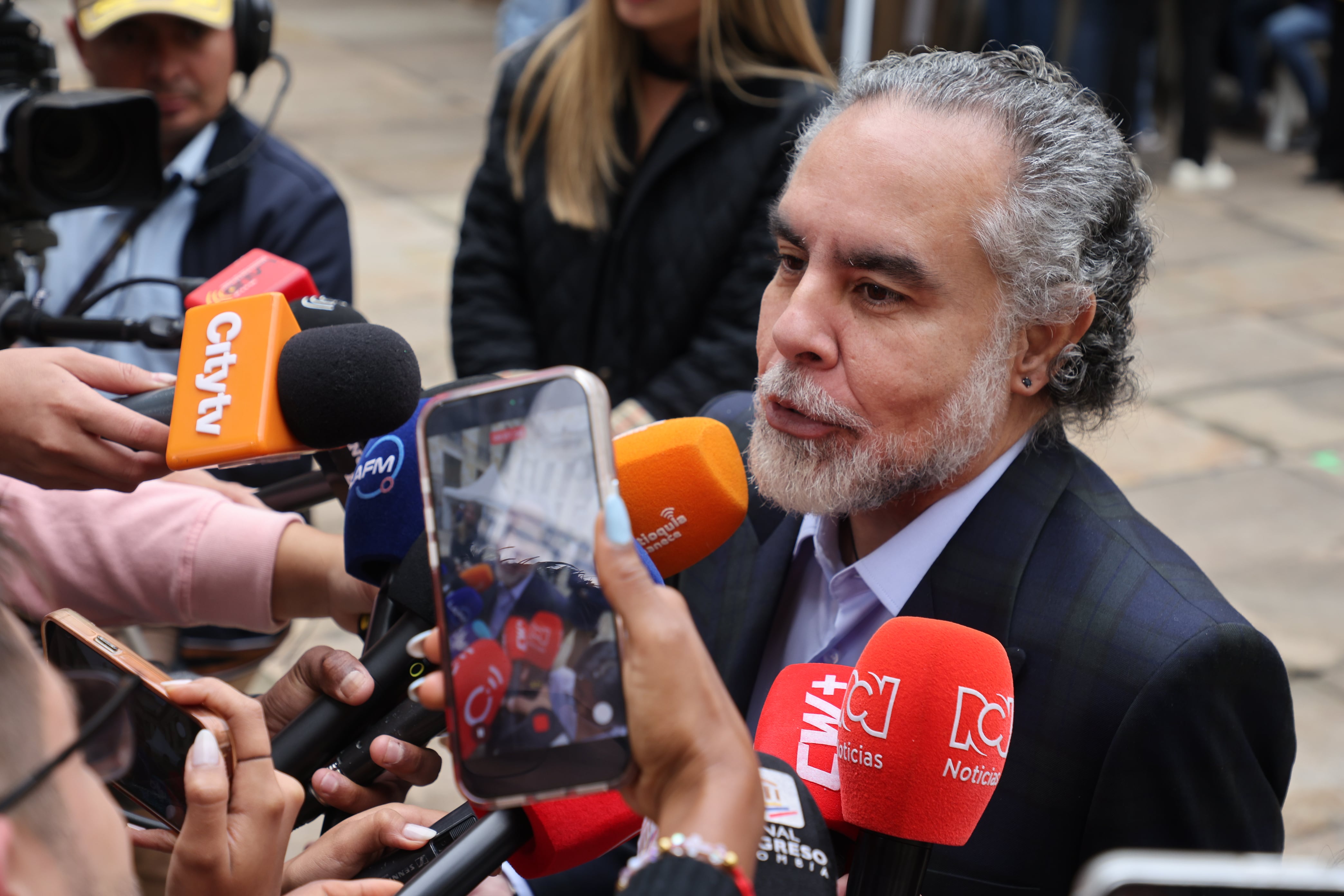 Votación en la mesa uno de la plaza de Bolívar del ministro del Interior Armando Benedetti