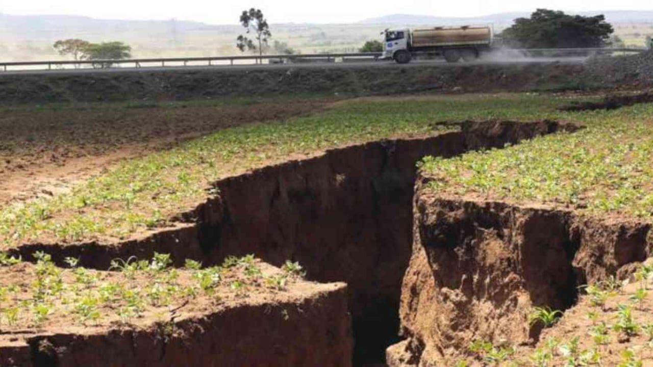 La carretera que une Narok con Nairobi fue atravesada por la grieta que se abrió el mes pasado en el suroeste de Kenia. Foto: Reuters vía BBC Mundo