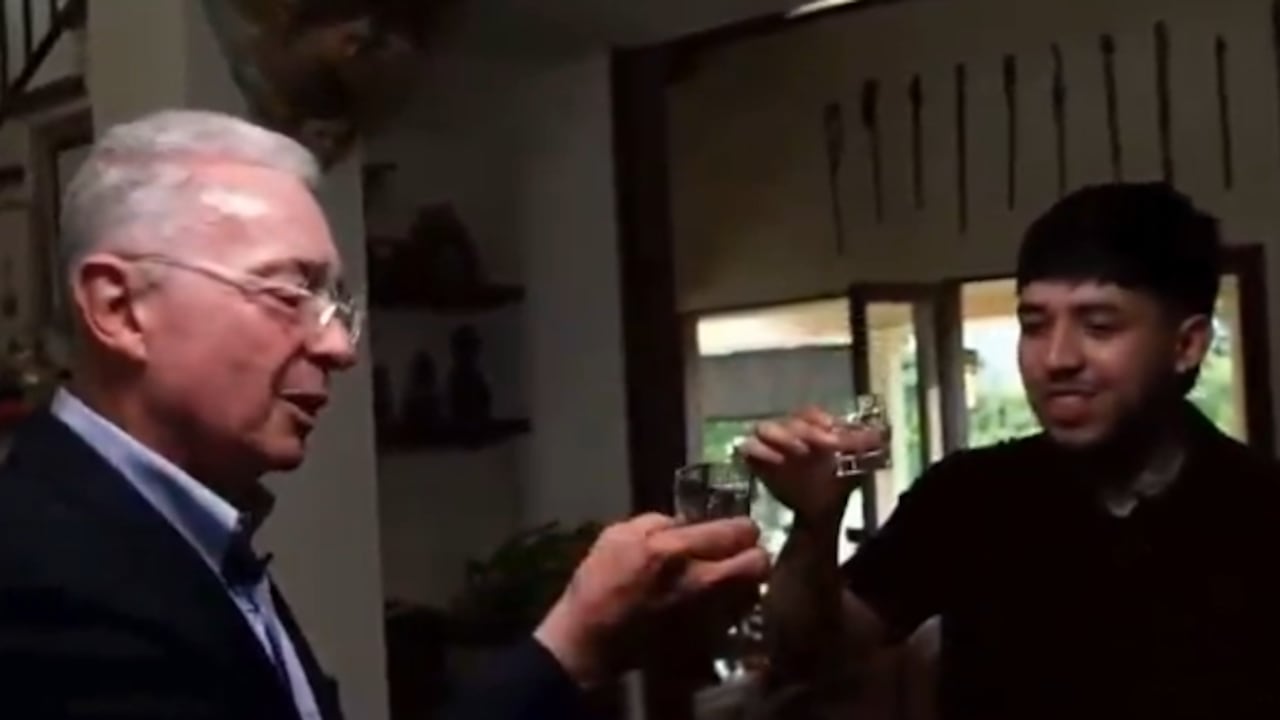 El expresidente Álvaro Uribe y Westcol durante una conversación en El Ubérrimo.
