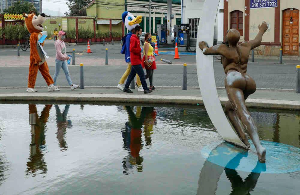 Con la taquilla cerrada, los artistas deben salir a conseguir dinero para el sustento diario. Caracterizando la serie de televisión rusa Masha y el Oso, o clásicos de Walt Disney, cada uno de ellos puede recolectar hasta 30 mil pesos diarios. Foto: Guillermo Torres SEMANA