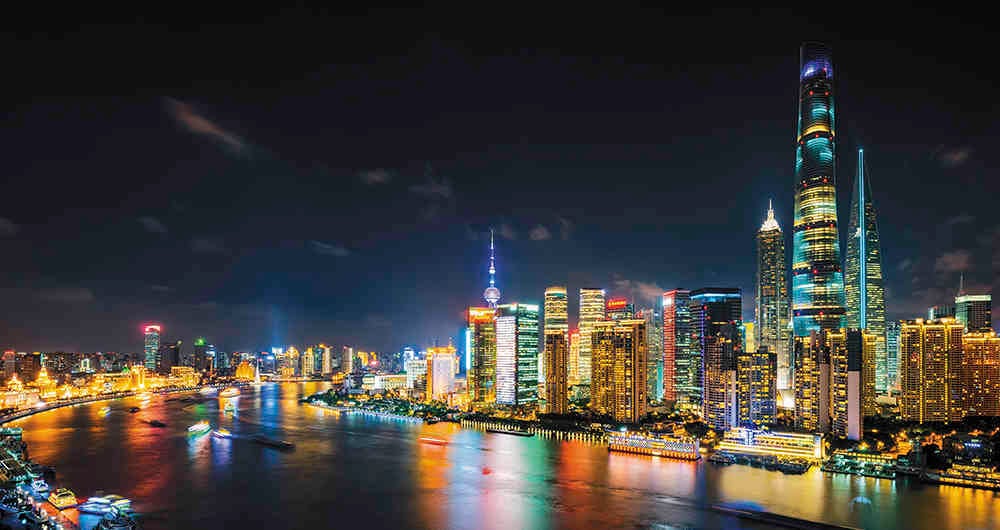 Hoy Shanghai es uno de los principales centros financieros del mundo. Las antiguas construcciones han sido reemplazadas por inmensos y lujosos rascacielos.