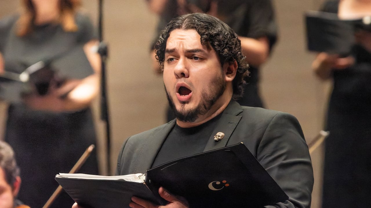 Tenor Andrés Gómez, en concierto de la camerata barroca de Bogotá, en el Teatro El Ensueño.