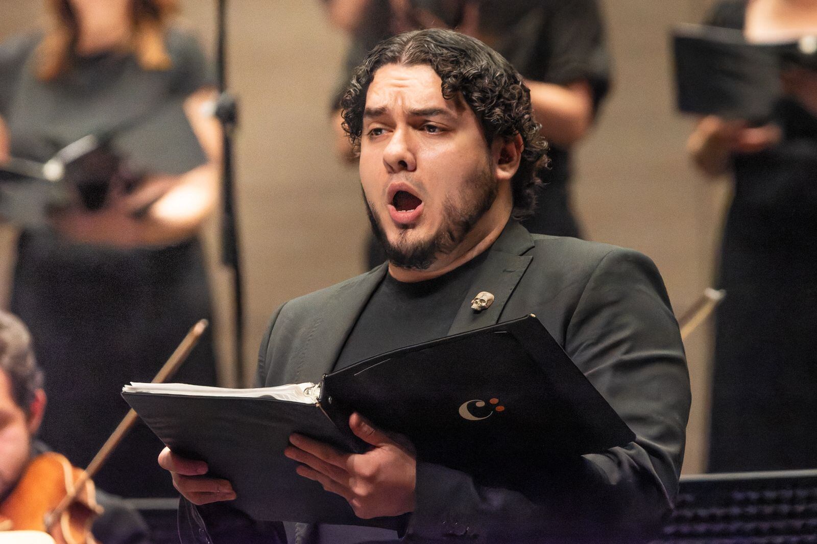Tenor Andrés Gómez, en concierto de la camerata barroca de Bogotá, en el Teatro El Ensueño.