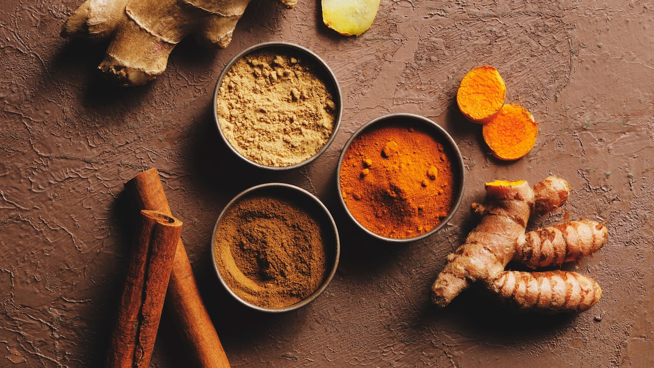La cúrcuma y el jengibre son saludables para cuidar las articulaciones.