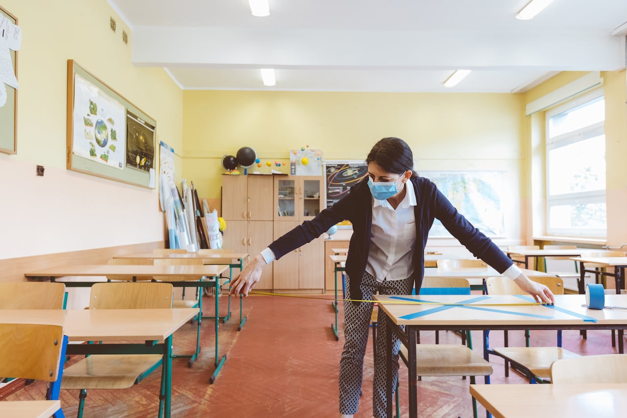 Regreso a clases, colegios, niños en el colegio, distanciamiento en clase, niños en clase.