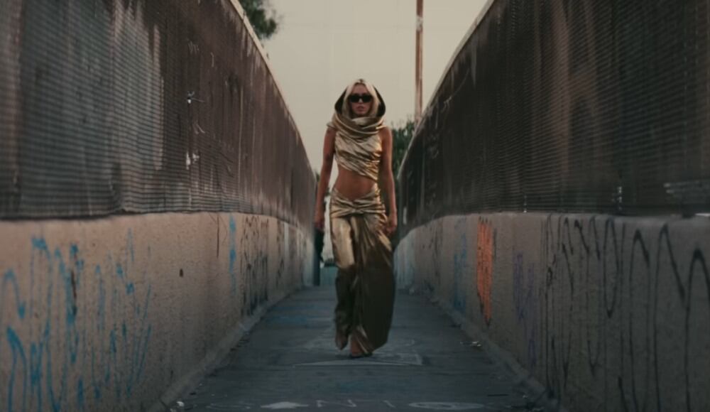 Miley Cyrus luciendo su famoso vestido dorado en Flowers.