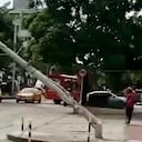 El poste estuvo a punto de caer sobre el bus de servicio público.