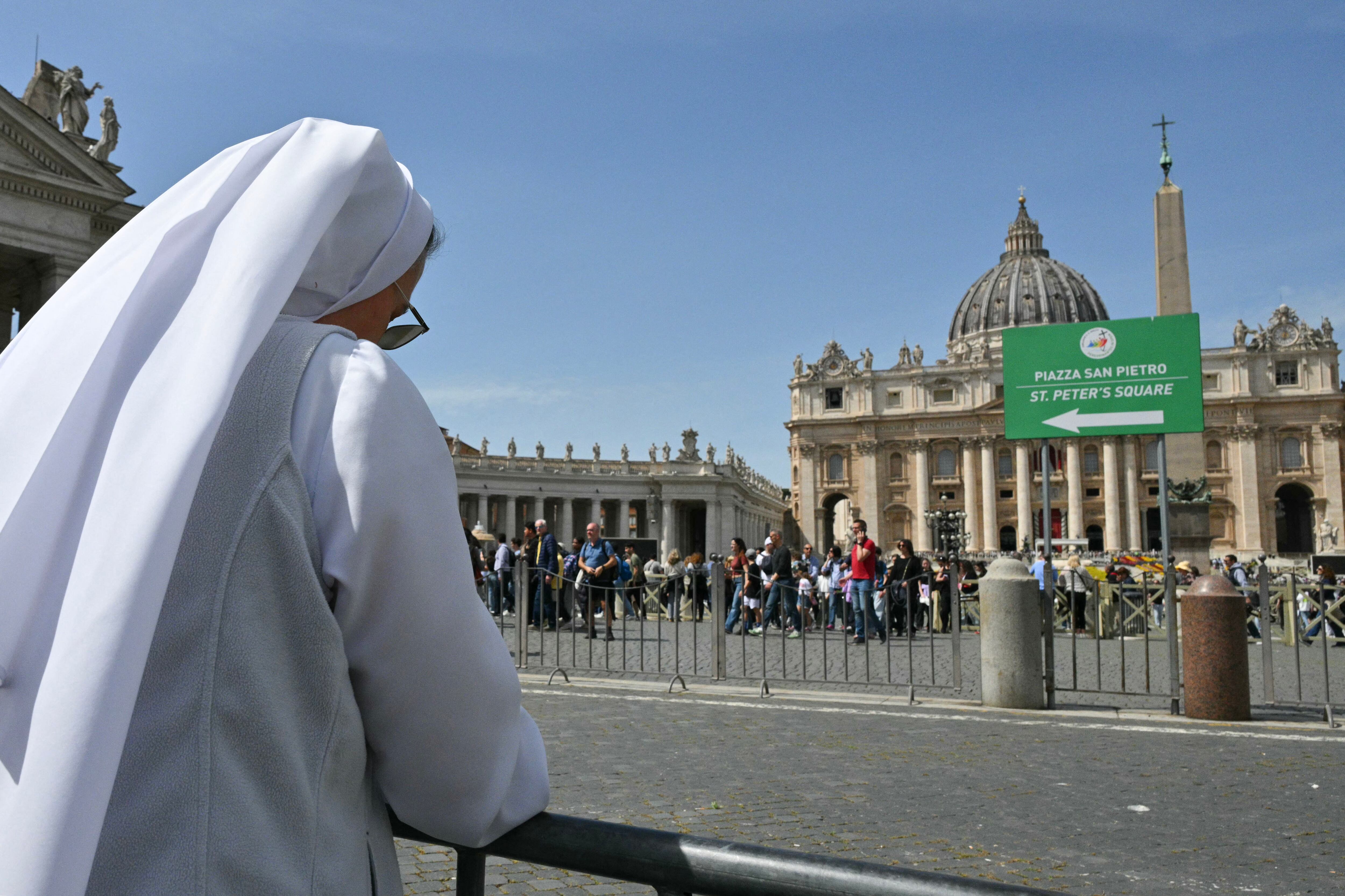 Una monja reza en la Plaza de San Pedro tras el fallecimiento del Papa Francisco en el Vaticano el 21 de abril de 2025. El Papa Francisco falleció el 21 de abril de 2025 a los 88 años, un día después de su esperada aparición en la Plaza de San Pedro el Domingo de Pascua, según informó el Vaticano en un comunicado. (Foto de Andreas SOLARO / AFP)