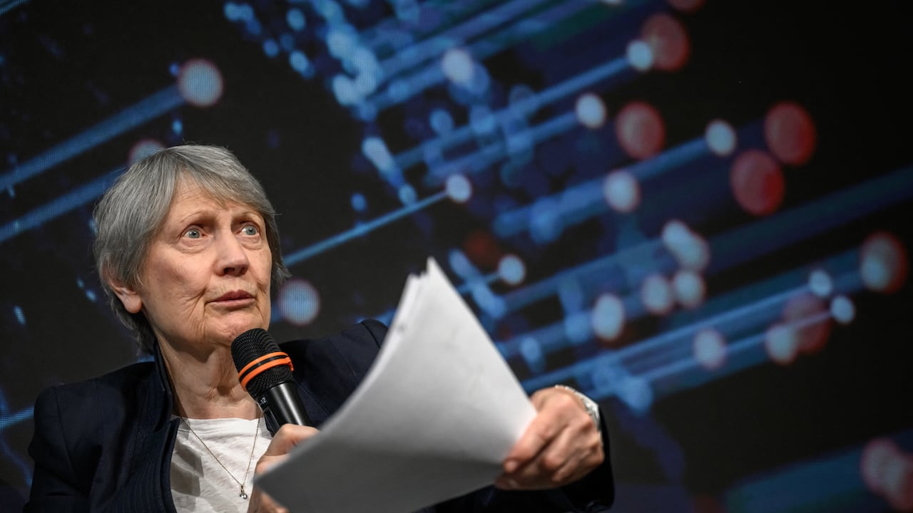 Ex primera ministra de Nueva Zelanda, Helen Clark. (Photo by Fabrice COFFRINI / AFP)
