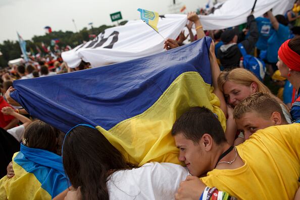 Con la bandera ucraniana a la espalda, Olena Shevchuk consiguió contagiarse un poco del ambiente festivo de la Jornada Mundial de la Juventud (JMJ) en Lisboa. Pero el dolor de la guerra que arrasa su país no sale de su cabeza.