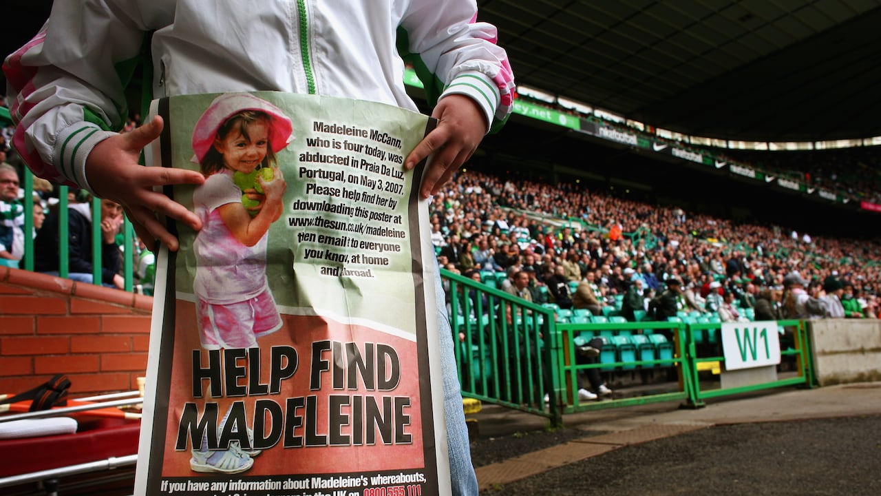 Una niña sostiene un cartel de Madeleine McCann dentro de Celtic Park el 12 de mayo de 2007 en Glasgow, Escocia. El niño de tres años desapareció de un centro vacacional en Praia da Luz en Portugal el 3 de mayo.
