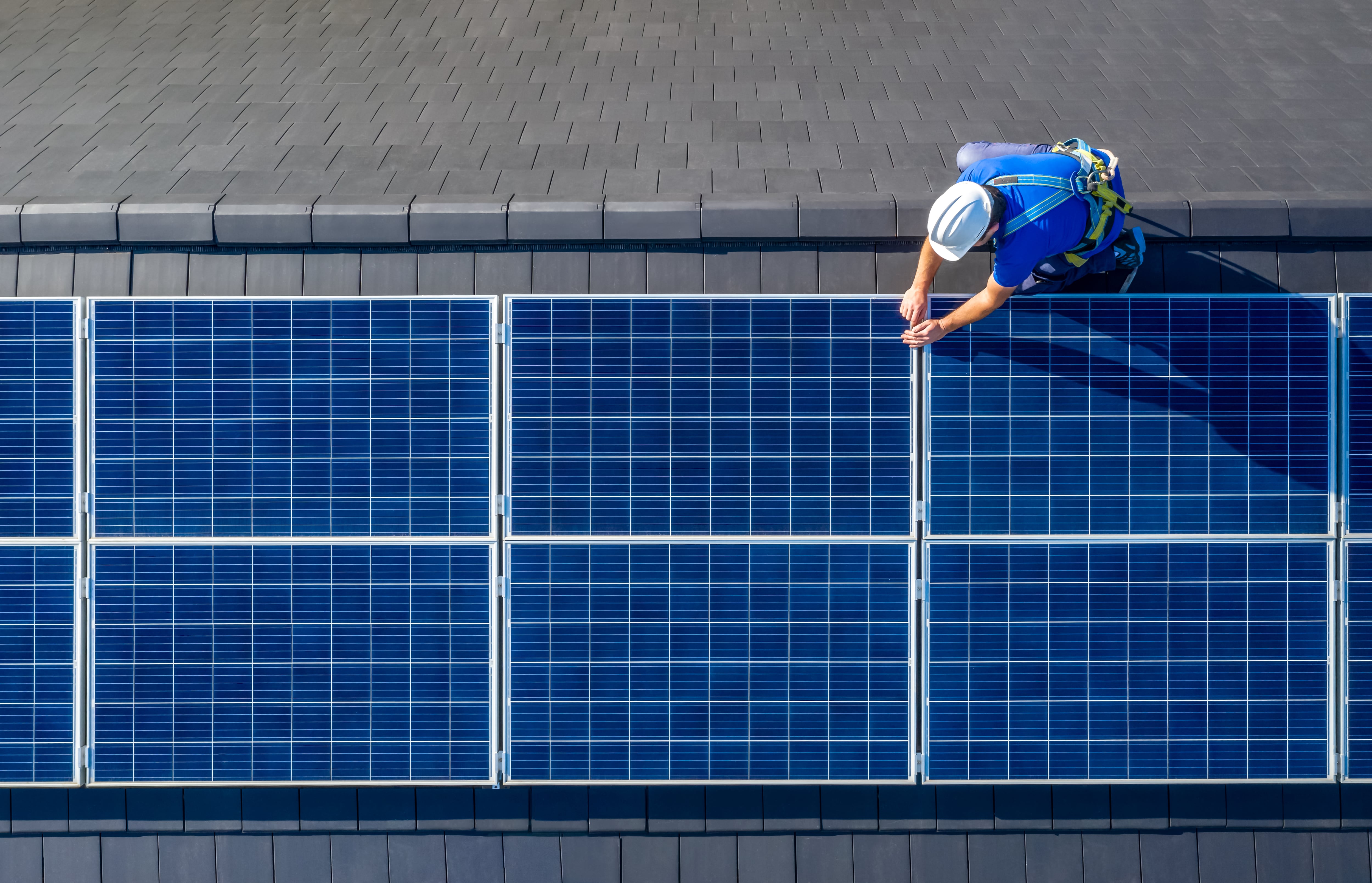 Instalación de paneles solares en escenarios públicos de Itagüí como parte del plan de energía limpia del municipio.