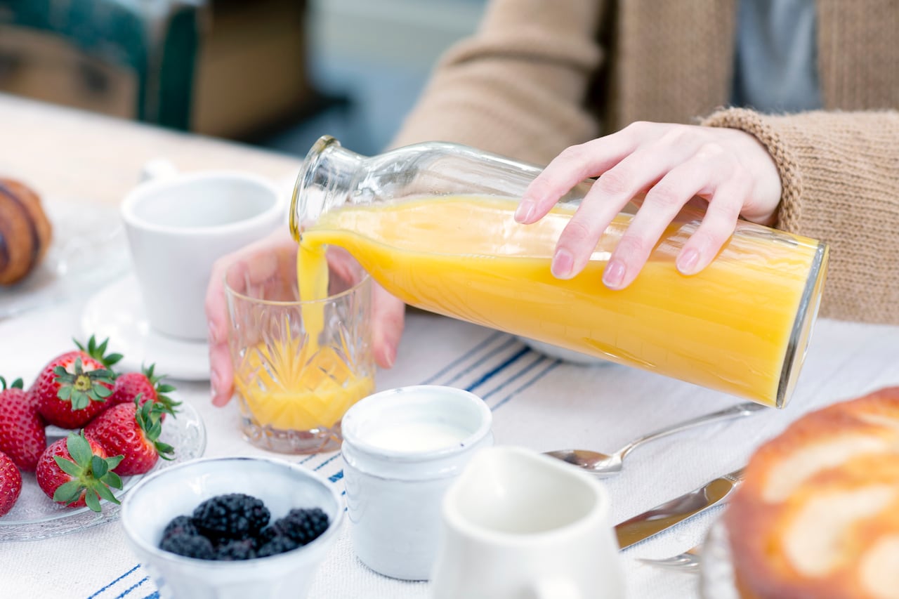 El jugo de naranja es una bebida tradicional en las mañanas.