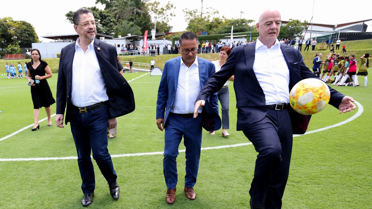 El presidente de la FIFA, Gianni Infantino, controla el balón junto al presidente de la Federación Costarricense de Fútbol, Rodolfo Villalobos, y el presidente de Costa Rica, Rodrigo Chaves, durante la inauguración de una cancha en las instalaciones de la Federación Costarricense de Fútbol en Alajuela, Costa Rica.