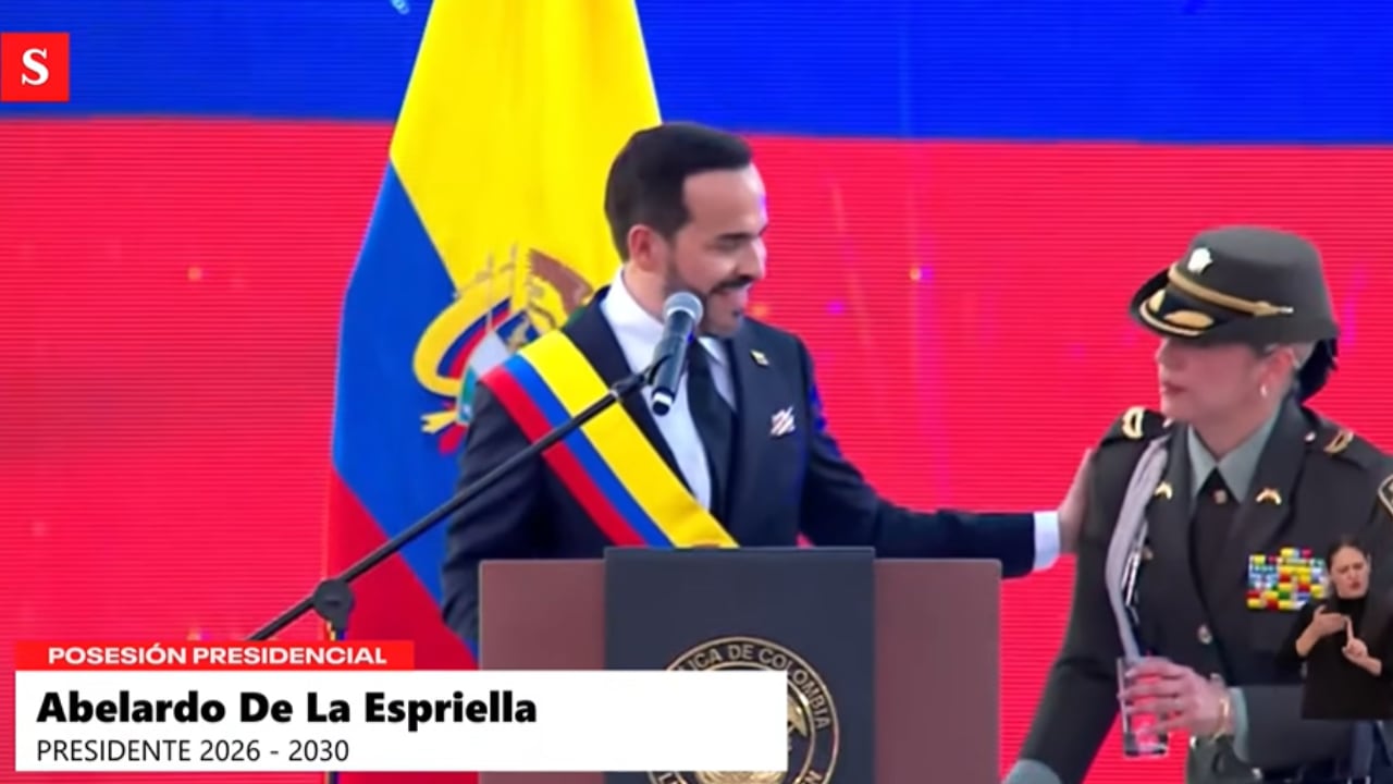 Un momento espontáneo se vivió cuando el presidente Abelardo De La Espriella decidió detener sus palabras durante la ceremonia.