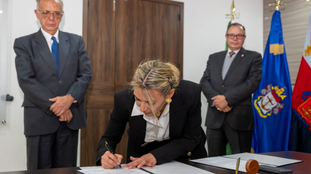 Posesión de la superintendencia de Vigilancia y Seguridad Privada por parte del entonces ministro de Defensa, Iván Velásquez.