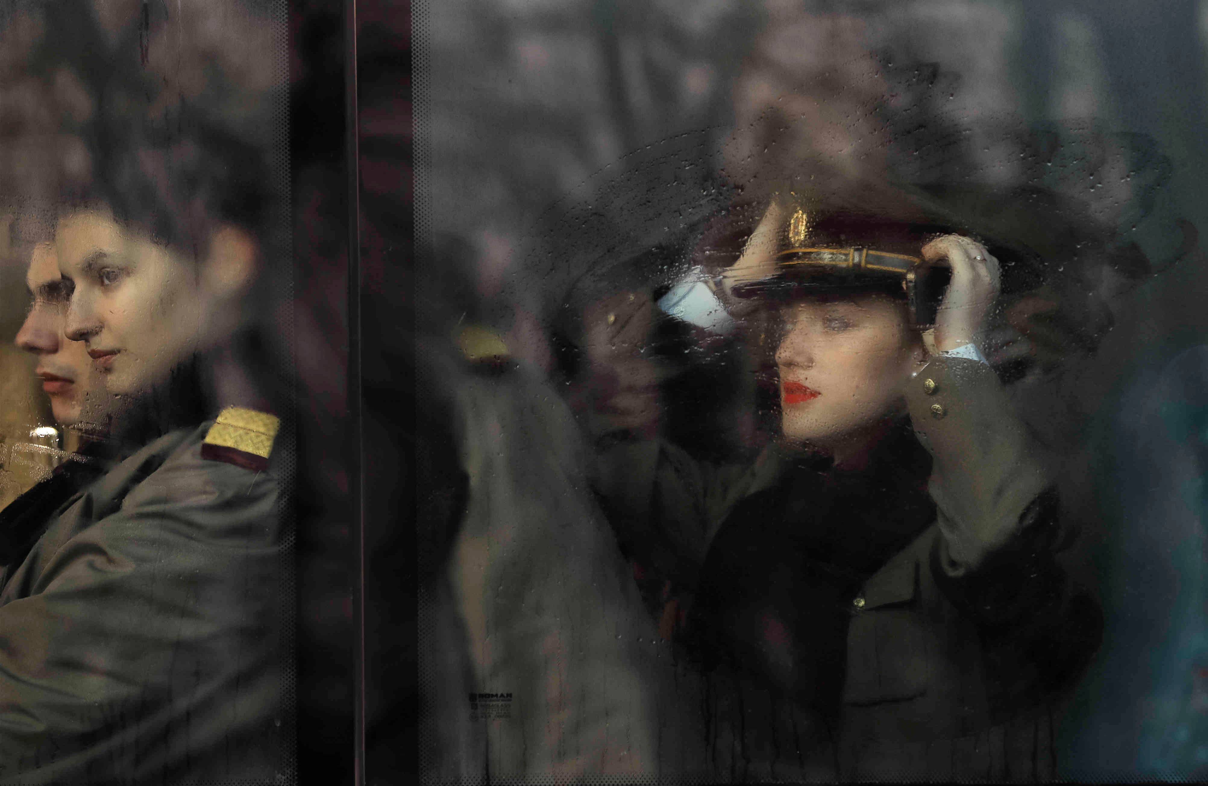 Médicos militares rumanos y estudiantes de medicina en el desfile del Día Nacional de Bucarest, Rumania. Foto: AP. 