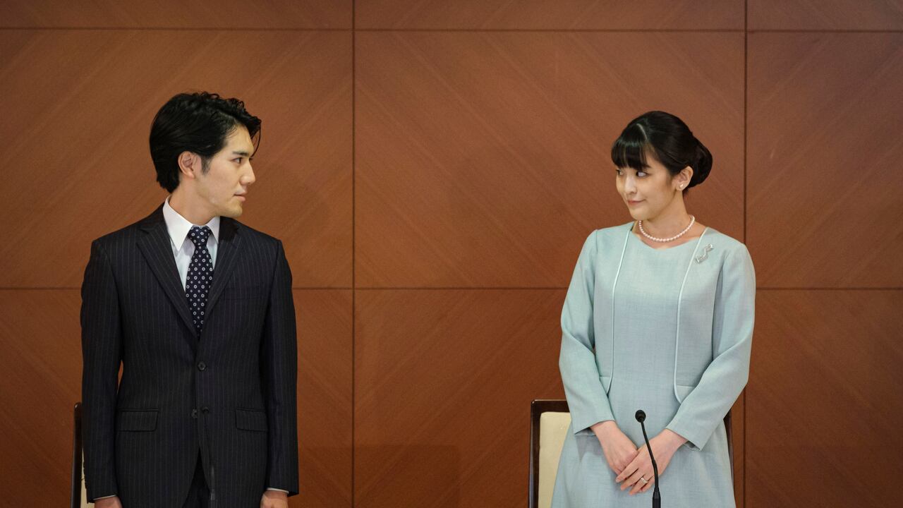 La exprincesa japonesa Mako, hija mayor del príncipe heredero Akishino y la princesa heredera Kiko, y su esposo, Kei Komuro, se miran durante una conferencia de prensa para anunciar su matrimonio en un hotel de Tokio, Japón, el martes 26 de octubre de 2021. La princesa japonesa Mako se casó con un plebeyo y perdió su condición real, en un casamiento que ha dividido a la opinión pública tras un retraso de tres años provocado por una controversia financiera en torno a su nueva suegra. (Nicolas Datiche/Pool Photo via AP)
