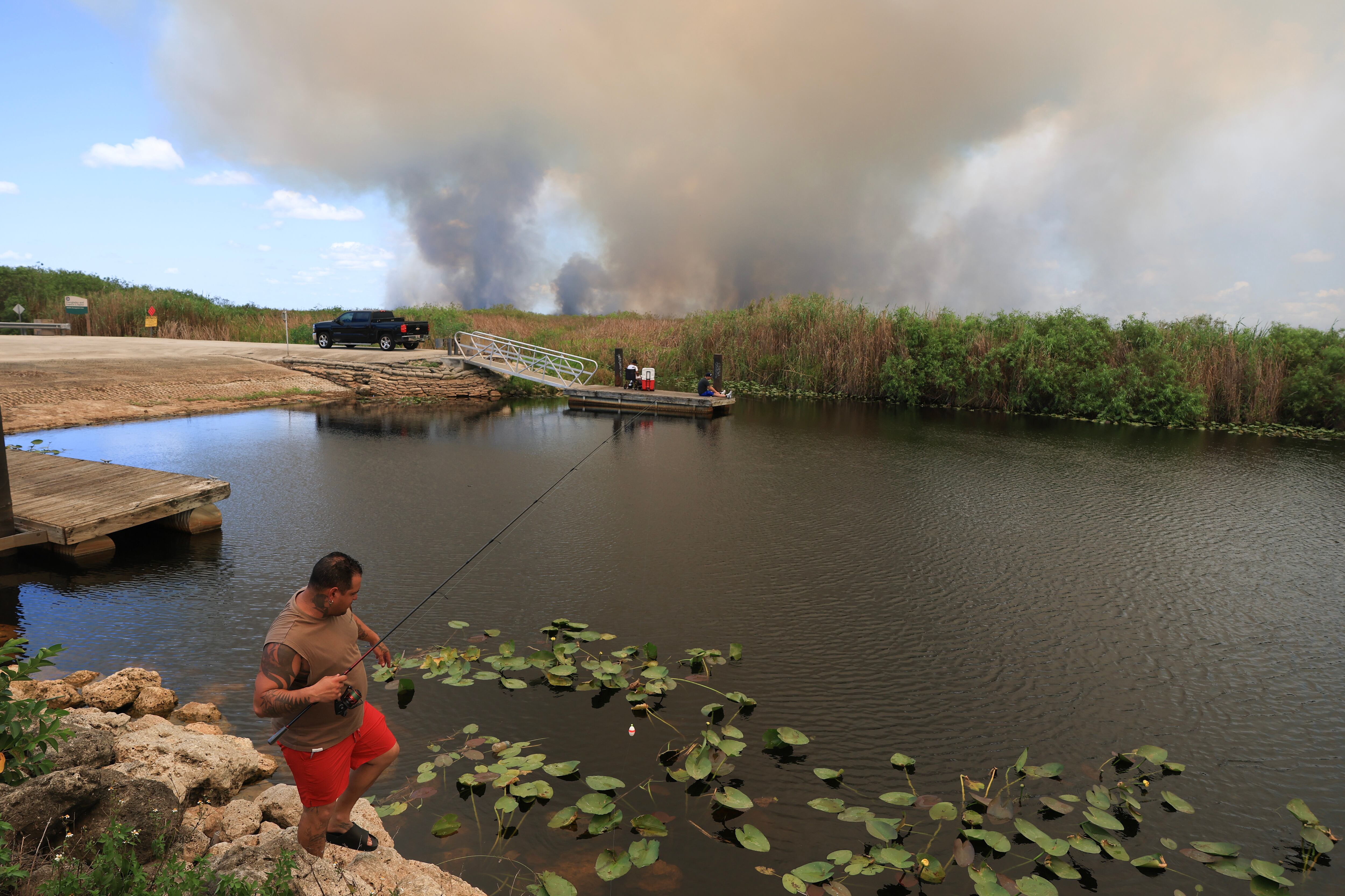 Aproximadamente 2,000 acres están ardiendo entre dos incendios forestales, según el Servicio Forestal de Florida, pero actualmente no se reportan estructuras en peligro.