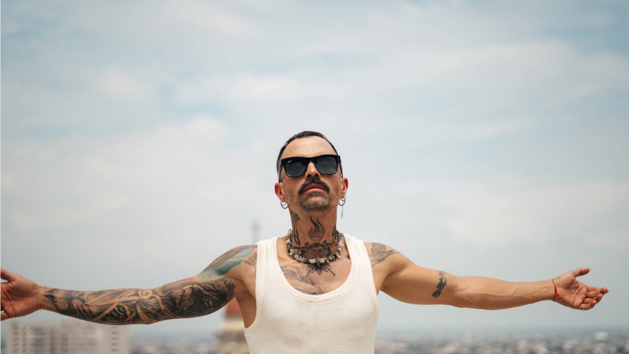 Mike Bahía en concierto durante su gira “Surf N’ Salsa“.