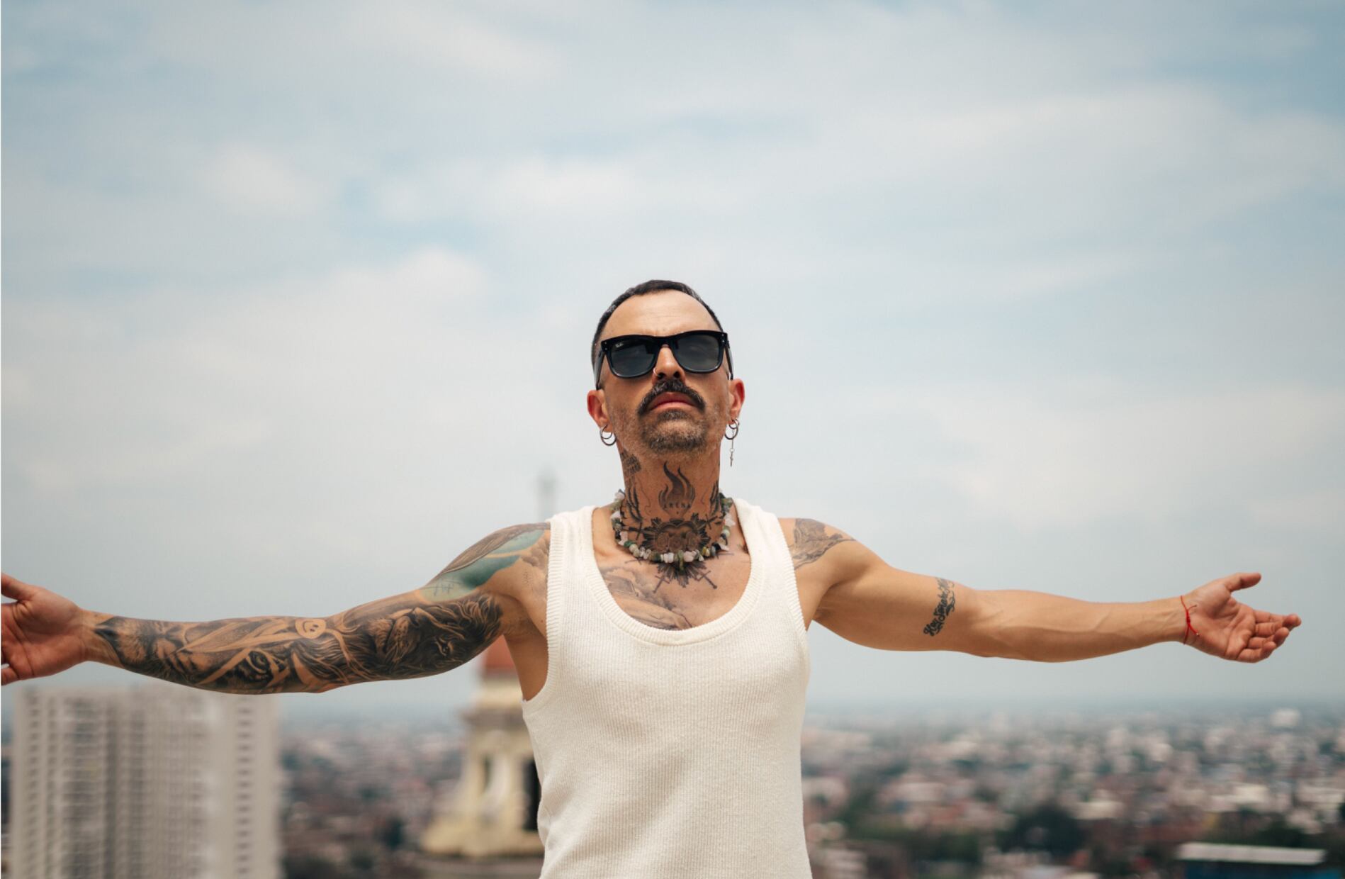 Mike Bahía en concierto durante su gira “Surf N’ Salsa“.