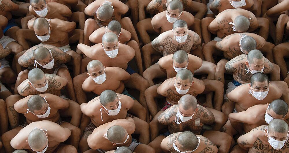 A principios de año, Bukele anunció mano dura con las maras, después de una oleada de asesinatos. El Gobierno publicó fotos de los presos esposados y sentados uno detrás de otro, lo que preocupó por la falta de medidas sanitarias.  Foto: AFP