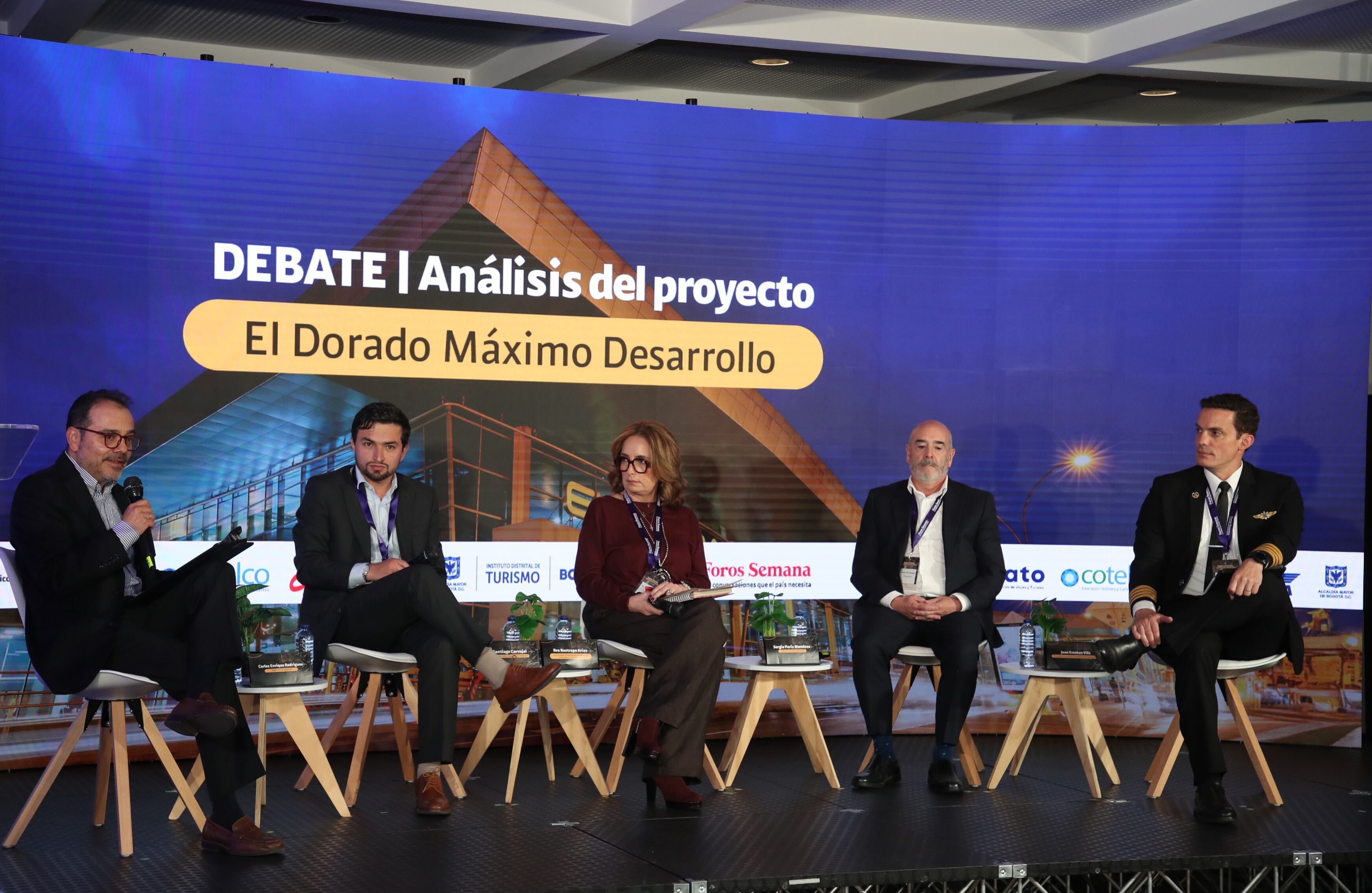 Foro ‘Bogotá y El Dorado: ¿listos para ser el hub de las Américas?’
Miércoles 21 de mayo de 2025

 DEBATE | Análisis del proyecto El Dorado Máximo Desarrollo

Santiago Carvajal
Gerente del Proyecto Bogotá Ciudad Aeropuerto
Ilva Restrepo Arias
Socia fundadora de Restrepo Arias Consultoría Legal y especialista en temas aeronáuticos
Sergio París Mendoza
Exdirector de Aeronáutica Civil
Juan Esteban Villa
Presidente de la Asociación Colombiana de Aviadores Civiles (Acdac)
Modera: Carlos Enrique Rod