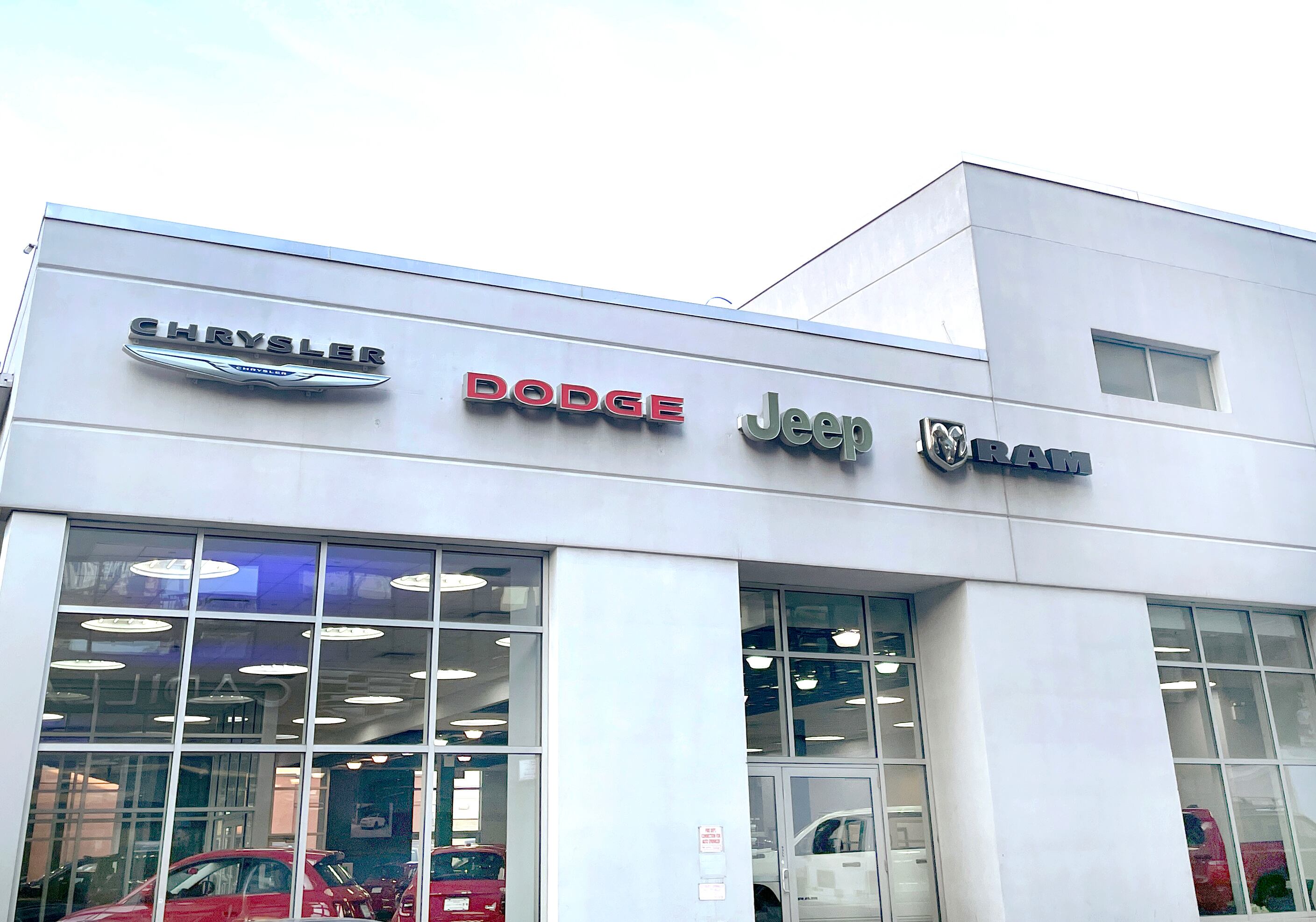 Stellantis anunció el recorte de 900 empleados en dos plantas de EE. UU. tras la decisión de Donald Trump de imponer aranceles del 25 % a los vehículos importados.