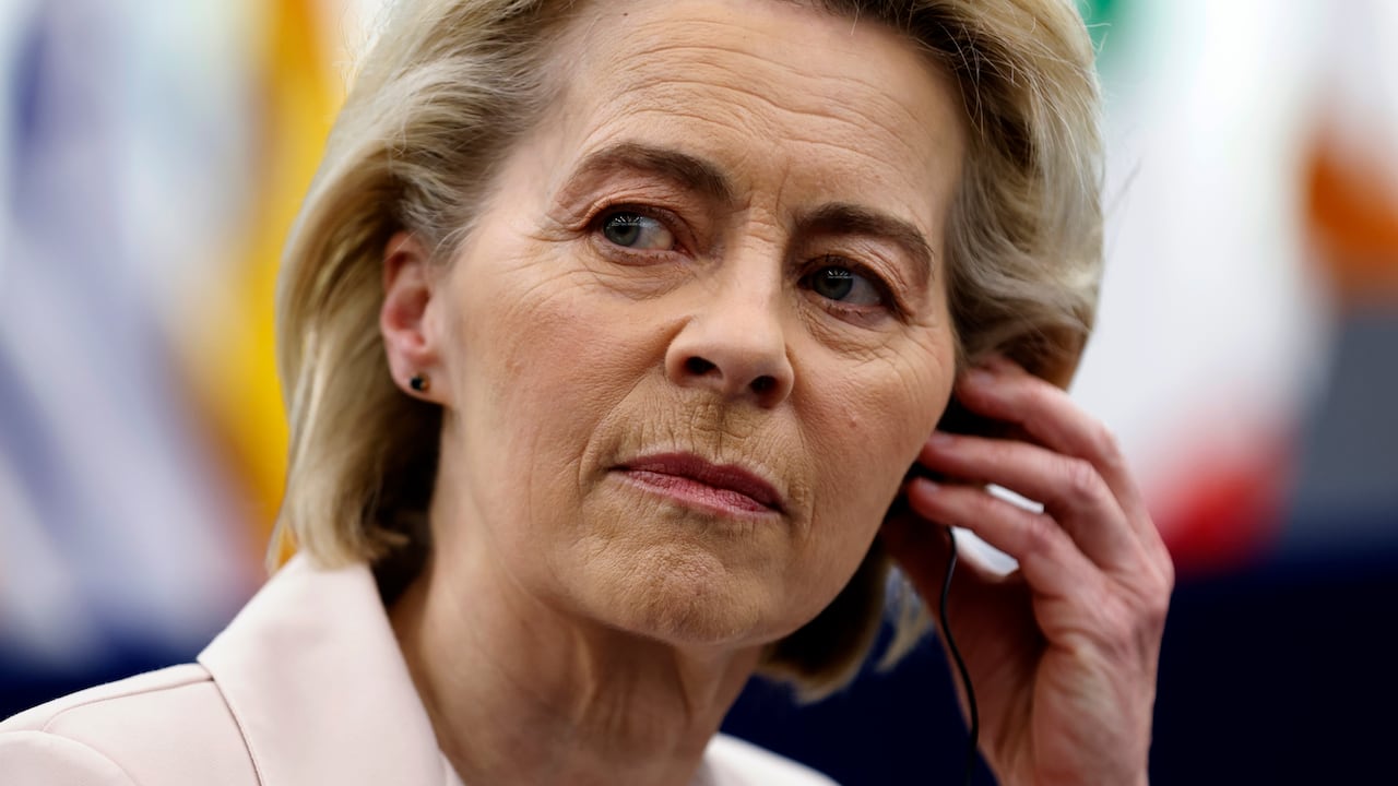 La presidenta de la Comisión Europea, Ursula von der Leyen, escucha durante una sesión en el Parlamento Europeo, el martes 23 de abril de 2024 en Estrasburgo, este de Francia. Ursula von der Leyen estaba haciendo su discurso final el jueves 18 de julio de 2024 ante los legisladores del Parlamento Europeo antes de una votación sobre si se le concede un segundo mandato de cinco años como presidenta de la comisión ejecutiva de la Unión Europea. (Foto AP/Jean-François Badias, Archivo)