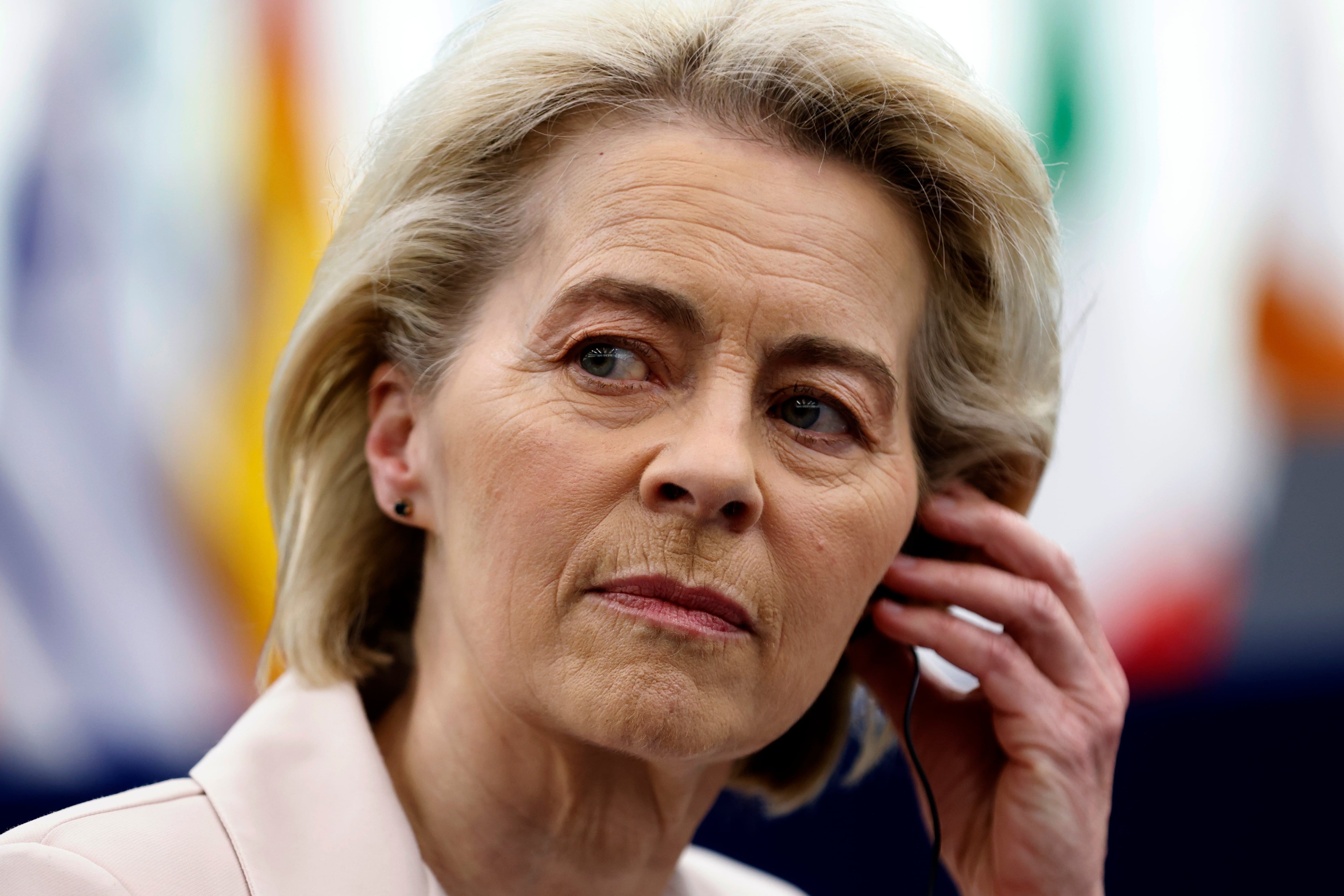 La presidenta de la Comisión Europea, Ursula von der Leyen, escucha durante una sesión en el Parlamento Europeo, el martes 23 de abril de 2024 en Estrasburgo, este de Francia. Ursula von der Leyen estaba haciendo su discurso final el jueves 18 de julio de 2024 ante los legisladores del Parlamento Europeo antes de una votación sobre si se le concede un segundo mandato de cinco años como presidenta de la comisión ejecutiva de la Unión Europea. (Foto AP/Jean-François Badias, Archivo)
