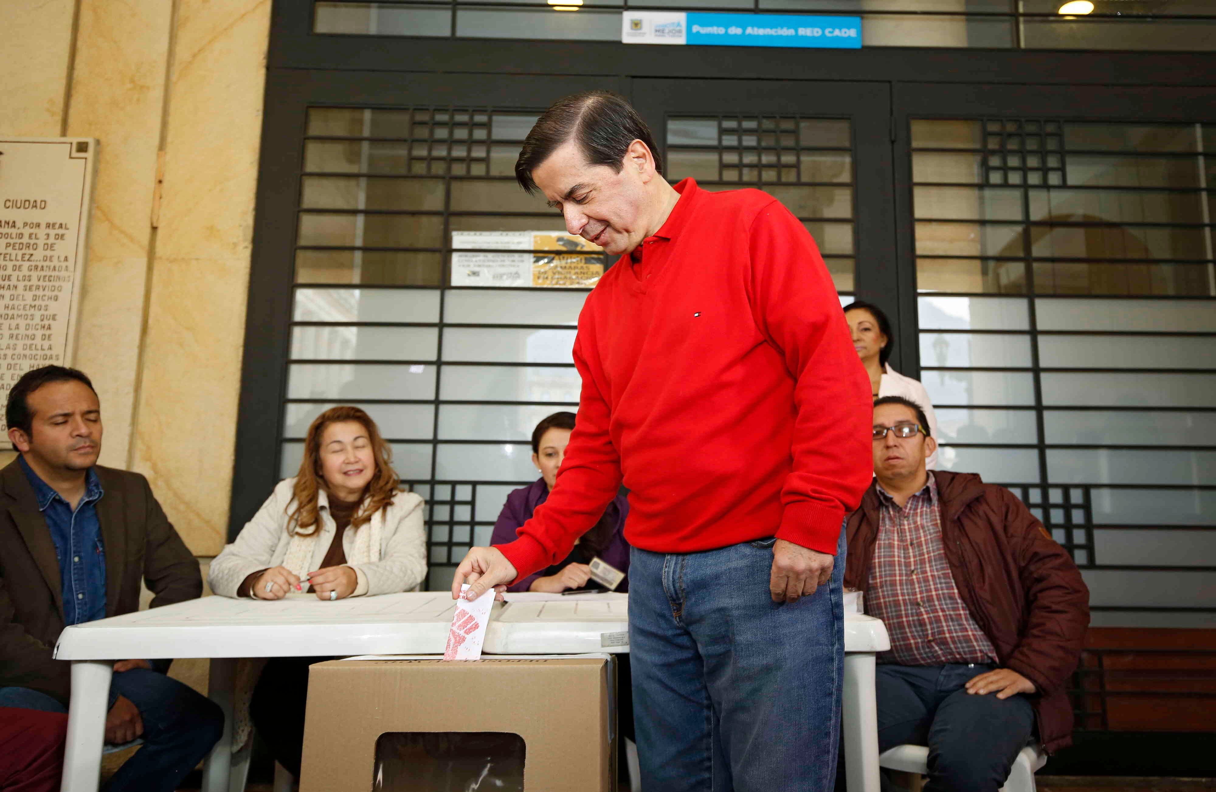 Juan Fernando Cristo votó en la Plaza de Bolívar hacia las 9:30 am. Foto: Guillermo Torres Reina / SEMANA