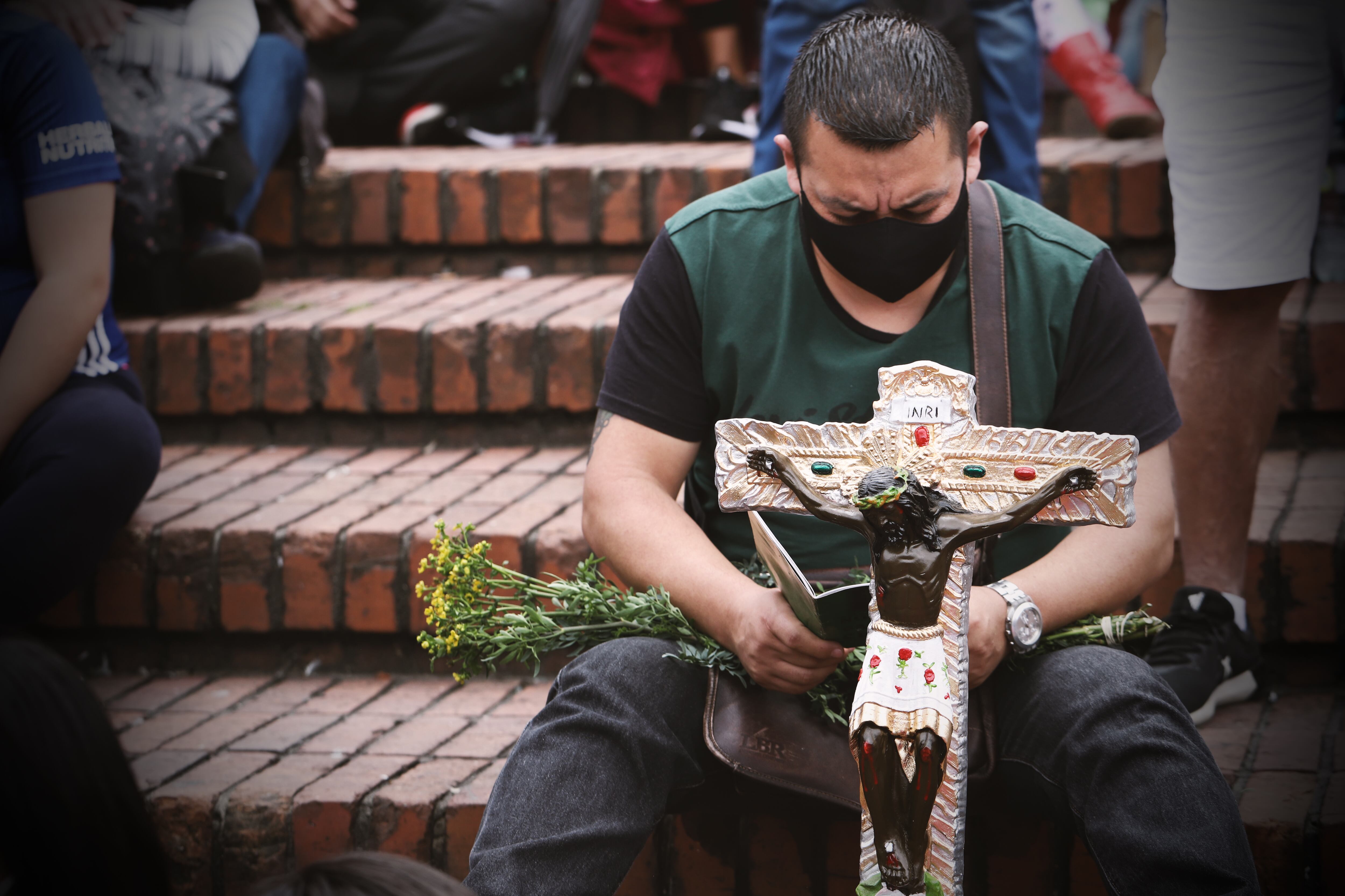Giovani López, comerciante, acude cada domingo a la iglesia del 20 de Julio, a causa de su fervor y la necesidad de un milagro para su familia.