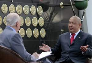 El presidente venezolano Hugo Chávez (D) durante una entrevista, emitida el domingo, con el ex vicepresidente y periodista, José Vicente Rangel (I), en el canal Televen