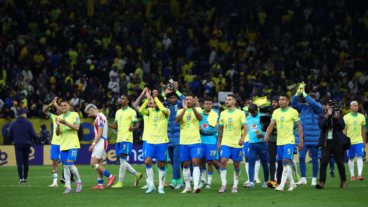 Brazil's national team players thank the fans after a 1�0 victory over Paraguay, part of the 16th round of the 2026 FIFA World Cup Qualifiers, at Neo Qu�mica Arena, in the east zone of S�o Paulo, this Tuesday, June 10. (Photo by Marina Uezima / Brazil Photo Press via AFP)