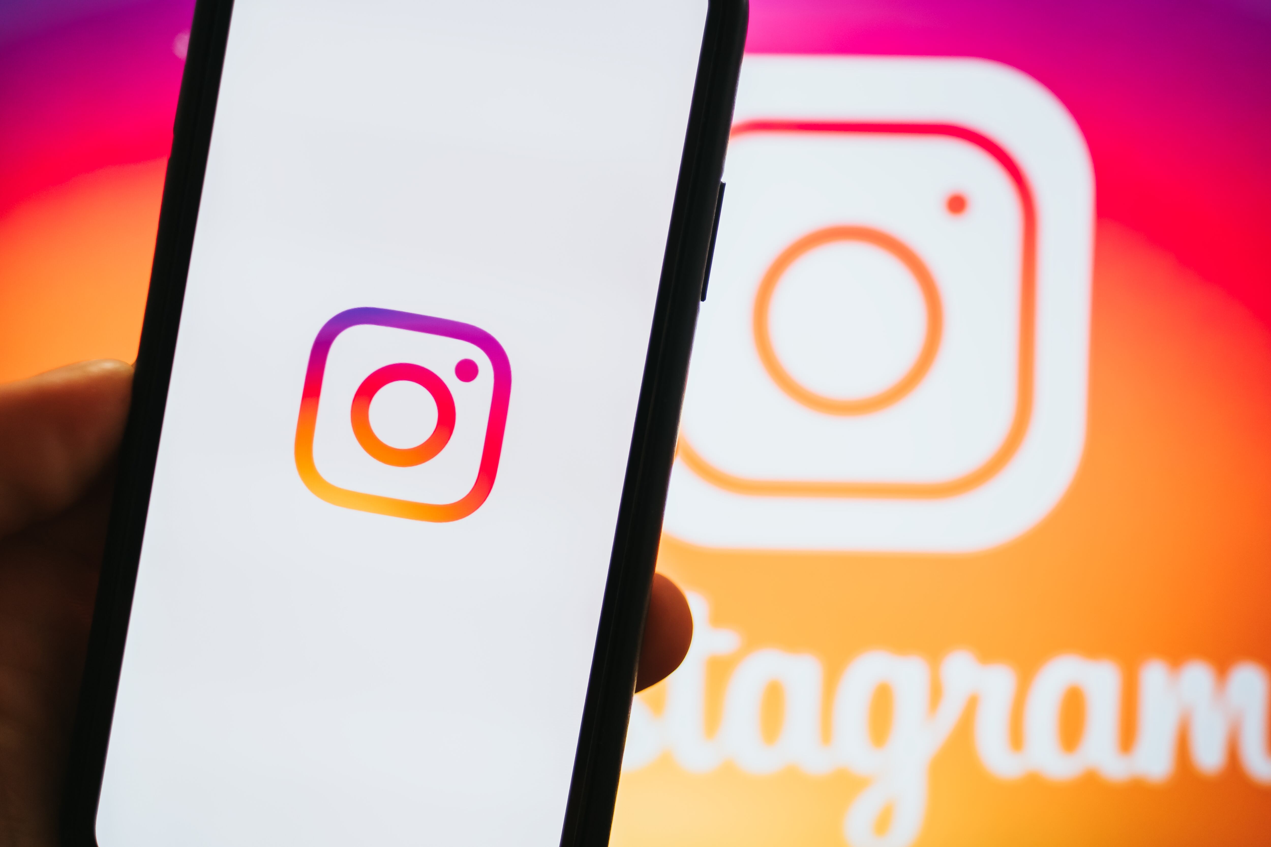 Instagram es una red social y aplicación móvil propiedad de Meta, lanzada en 2010, que se enfoca en compartir fotos y videos de corta duración